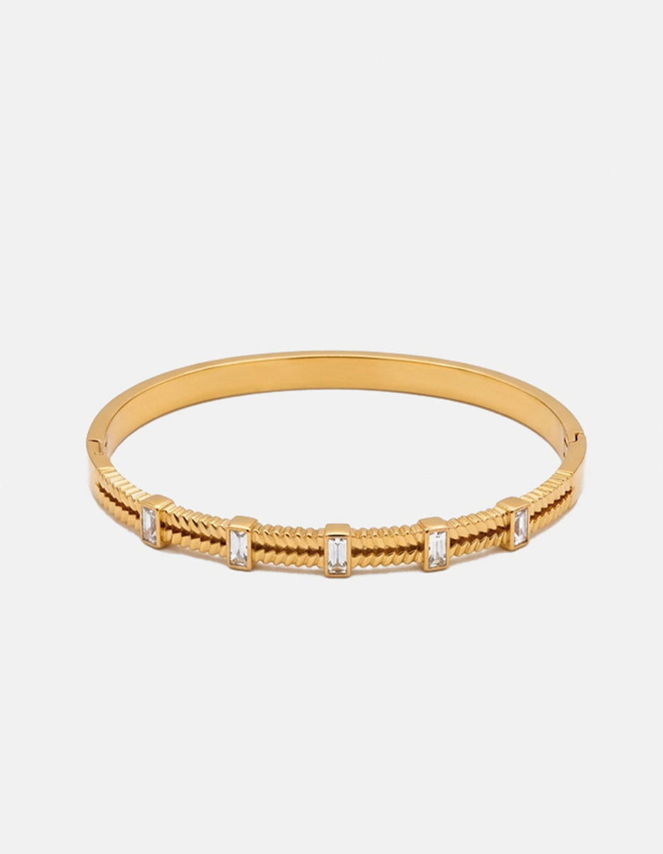 Brazalete de oro laminado estriado angulado con topacios blancos Golden Chic