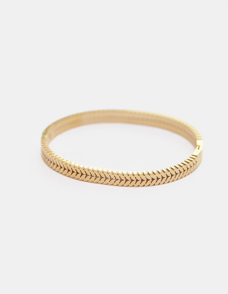 Brazalete rígido de bronce en baño de oro 22 kt con diseño texturizado en patrón de espiga
