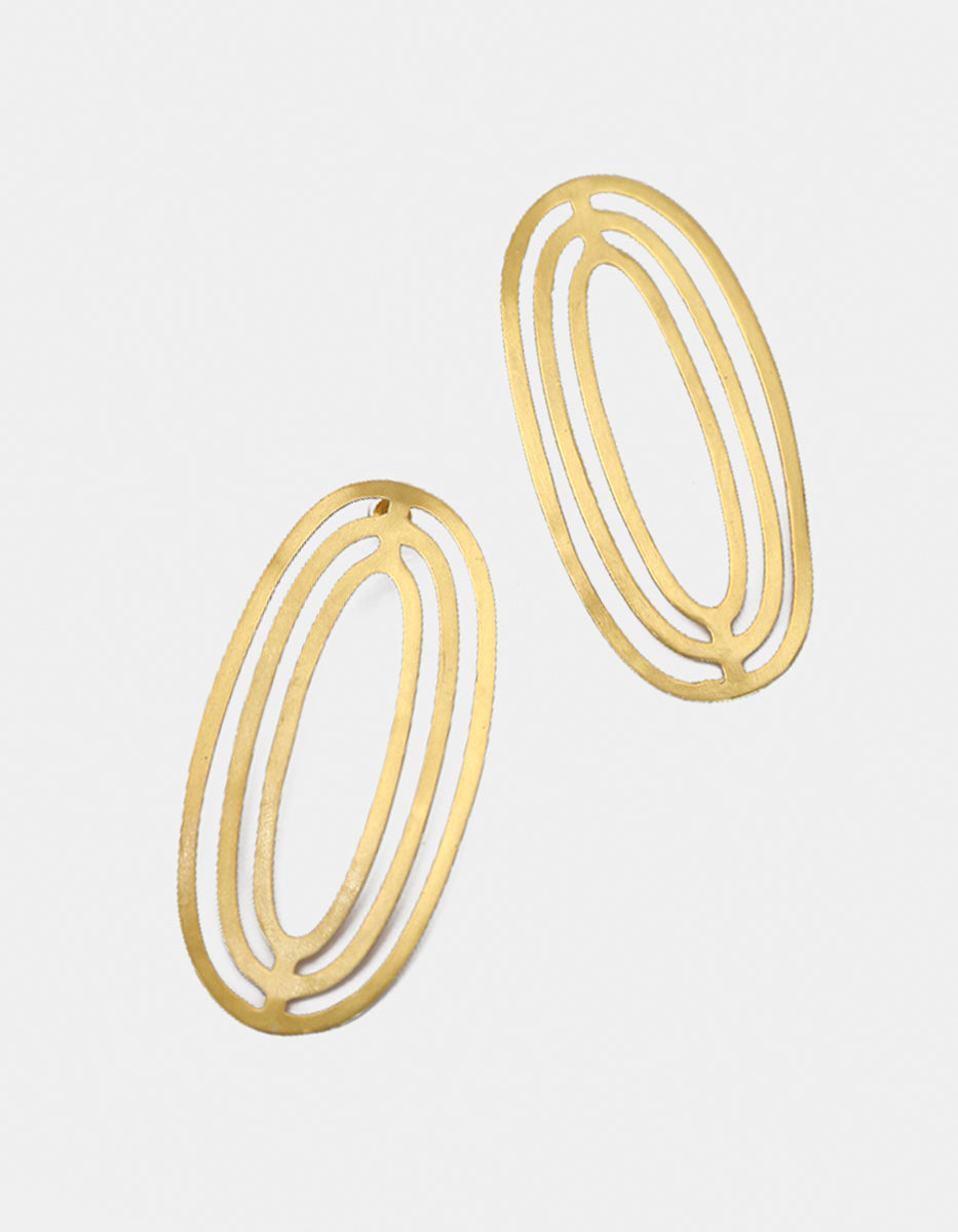 Aretes en forma de óvalos anidados en cascada de metal noble con gold-filled en acabado mate Golden Chic