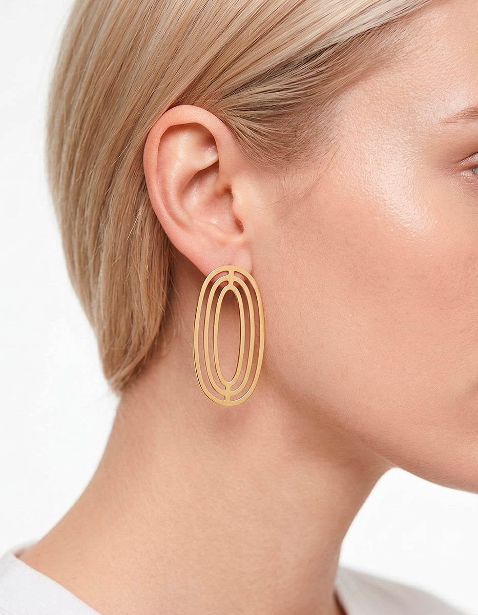 Aretes en forma de óvalos anidados en cascada de metal noble con gold-filled en acabado mate Golden Chic