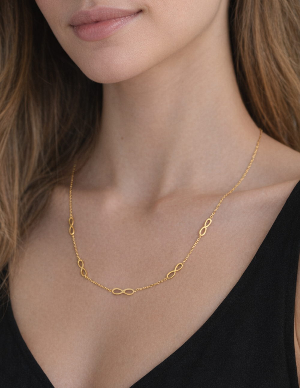 Collar en bronce con baño de oro 22 kt y dijes en forma de infinito Love Story