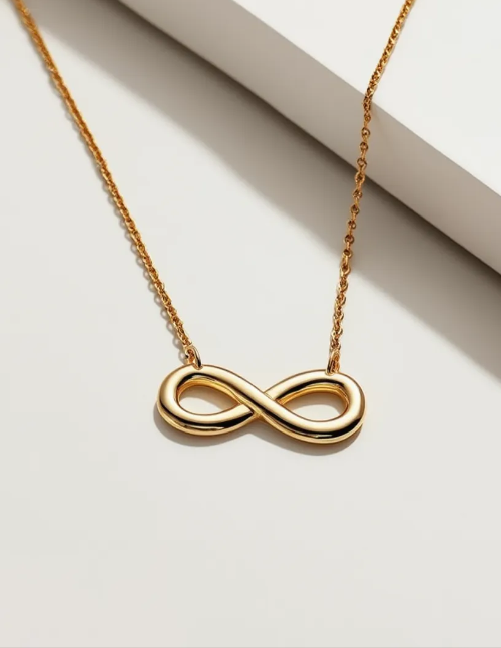 Collar en bronce con baño de oro 22 kt y dije en forma de infinito Love Story
