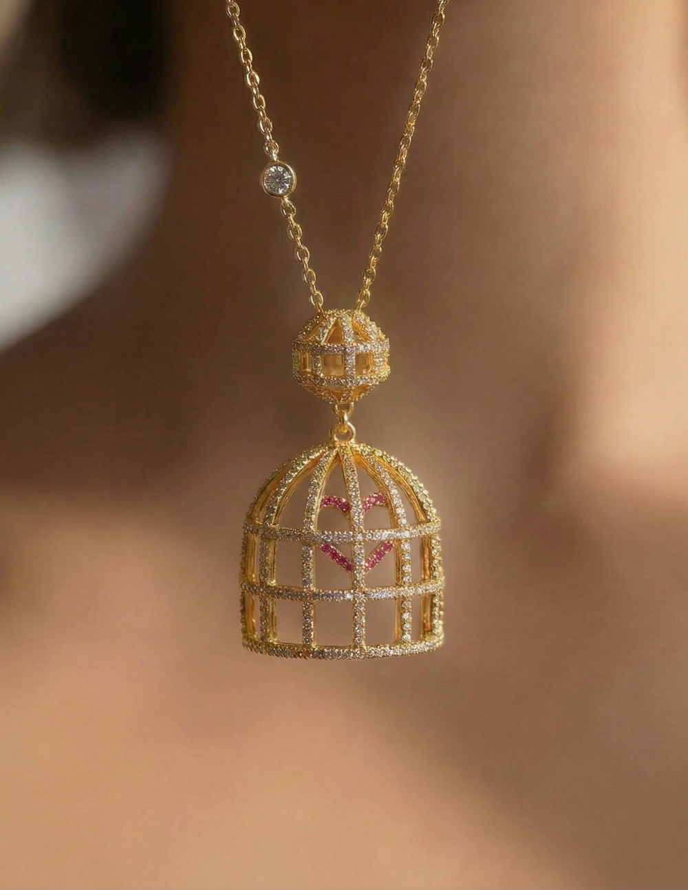 Collar de Plata con baño de oro de 22 quilates · Jaula con corazón · Love Story