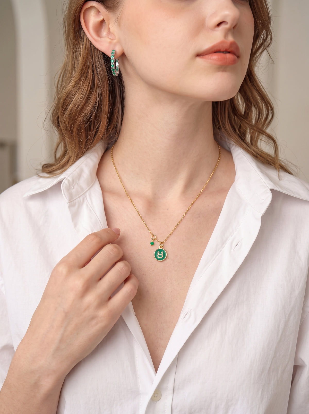 Collar Gold-Filled de 22kt con charm esmaltado de Tauro y cristal austriaco verde cyan Zodiac