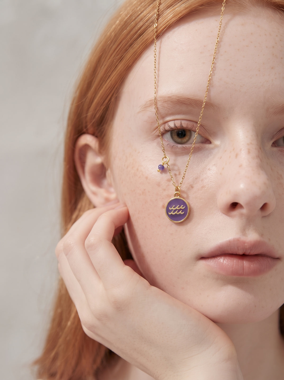 Collar Gold-Filled de 22kt con charm esmaltado de Acuario y cristal austriaco violeta Zodiac