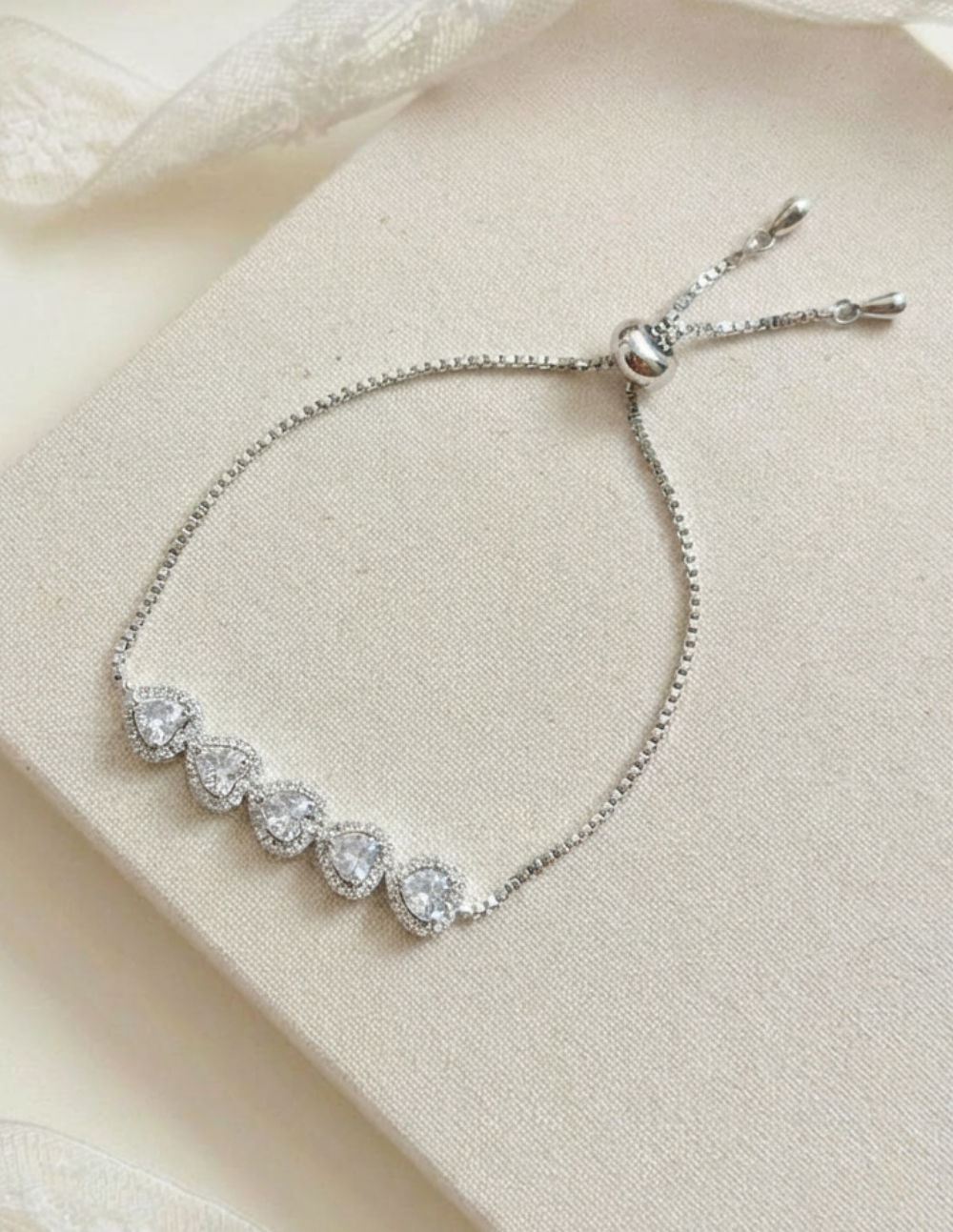 Pulsera ajustable en plata .925 con baño de rodio, cinco corazones y topacios blancos Love Story