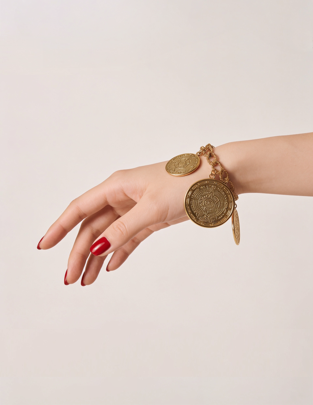 Pulsera de bronce con baño de oro 22k y cuatro dijes con grabado azteca Códice