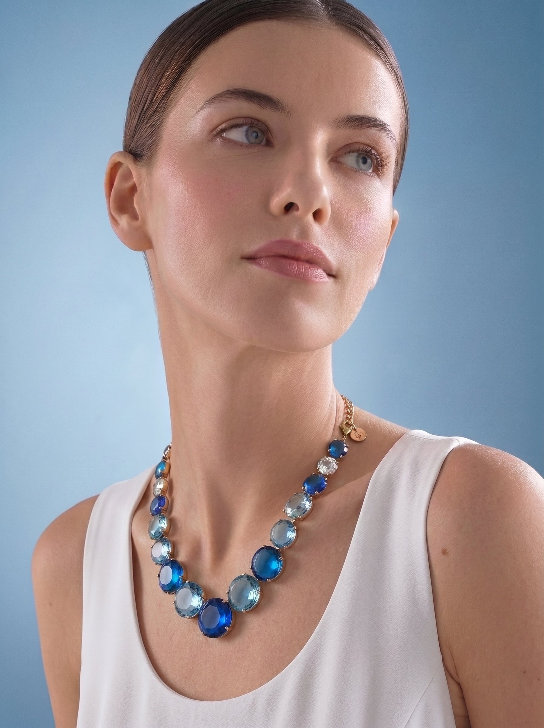 Collar bronce en baño de oro de 22kt con cristales austriacos en tonalidades azul mediterráneo
