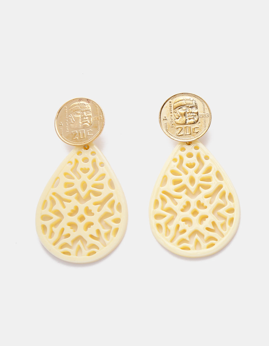 Aretes con Moneda Cultura Olmeca 20 Centavos y Gota Calada de Baquelita Marfil en Baño de Oro de 22kt