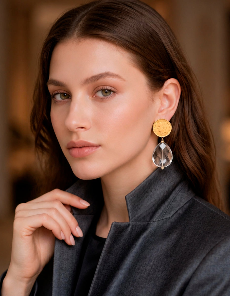 Aretes Colgantes de Moneda Vintage en Baño de Oro de 22kt con Gotas de Cristal Facetado