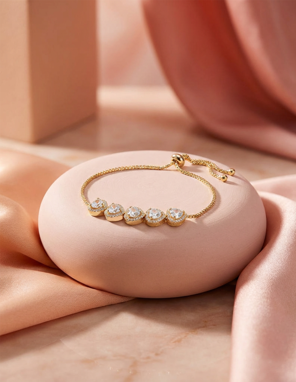 Pulsera ajustable en plata .925 con baño de oro 22 kt, cinco corazones y topacios blancos Love Story