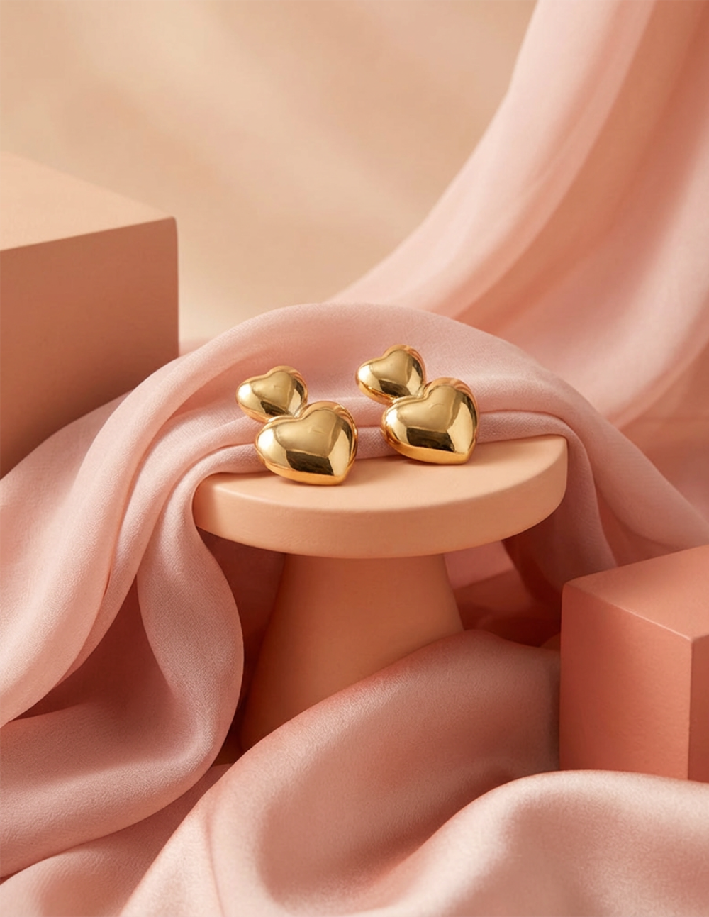 Aretes en bronce con baño de oro 22 kt y diseño de doble corazón pulido Love Story