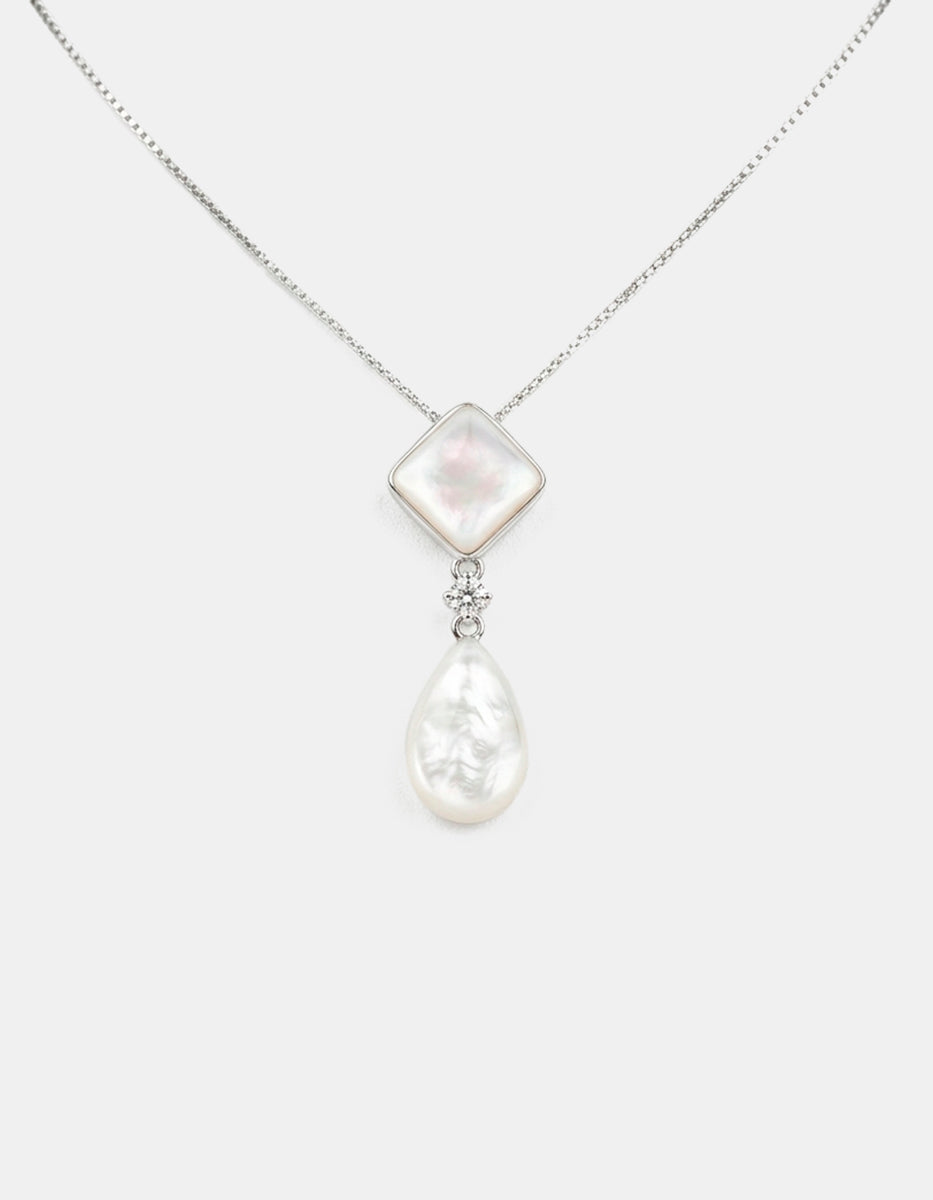 Dije con collar de plata .925 y perla con topacio blanco en corte brillante Marquesa