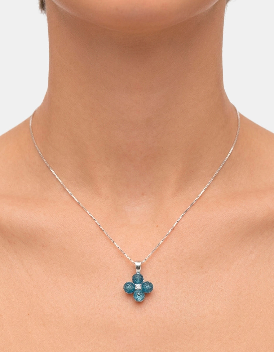 Dije con collar de plata .925 con gemas azules y topacio blanco en corte brillante Marquesa