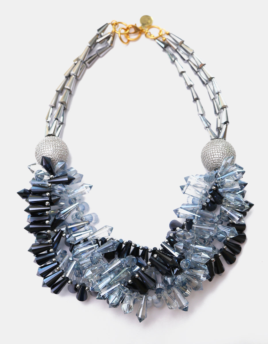 Collar de Cristales Prismáticos Bicono en Tonalidades Humo y Azul Cobalto con Detalles en Baño de oro de 22kt