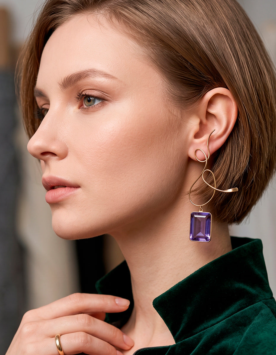Aretes de líneas orgánicas en bronce con baño de oro de 22kt con cristal corte esmeralda