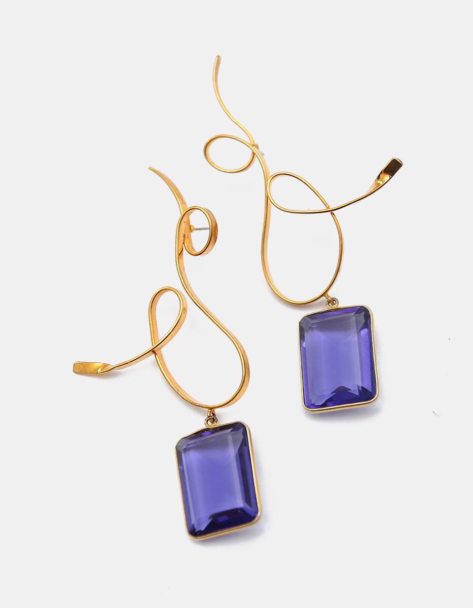 Aretes de líneas orgánicas en bronce con baño de oro de 22kt con cristal corte esmeralda