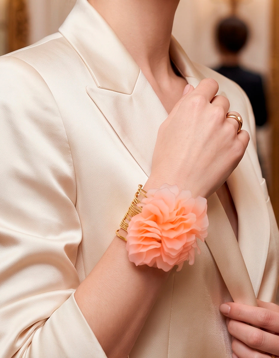 Brazalete multifilar con baño de oro de 22kt y flores de acrilico Rosa Salmón