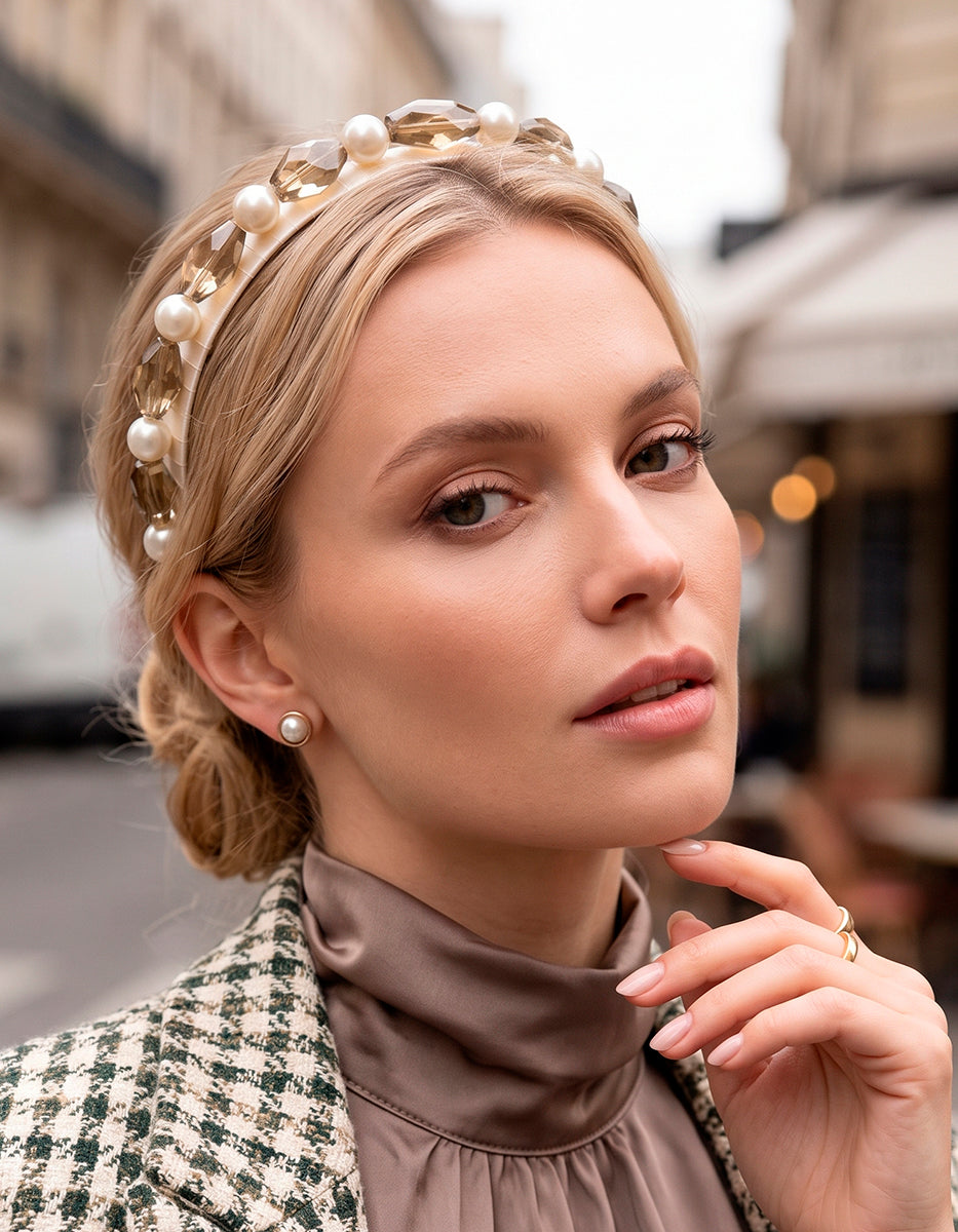 Diadema Satinada Beige con Cristales Facetados Cuarzo Humo y Perlas Mabe