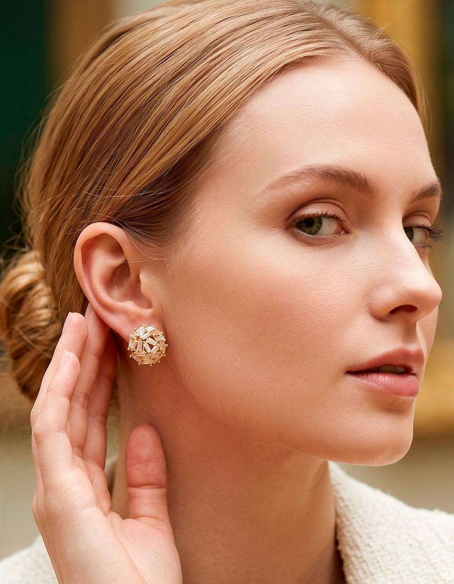 Aretes de bronce en baño de oro con entramado de topacios blancos corte baguette Festive Style