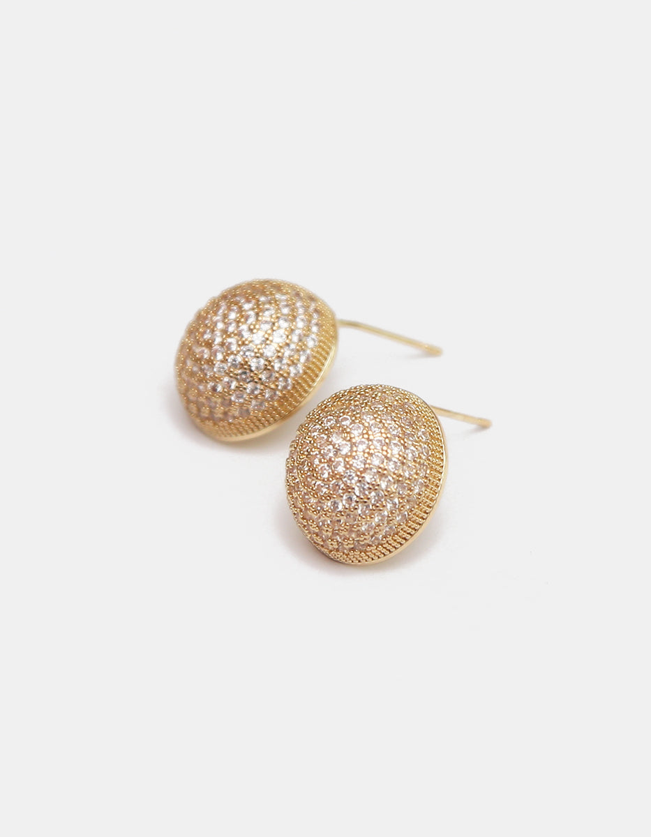 Aretes de domo en bronce con baño de oro de 22kt con engaste de topacios blancos corte brillante Festive Style