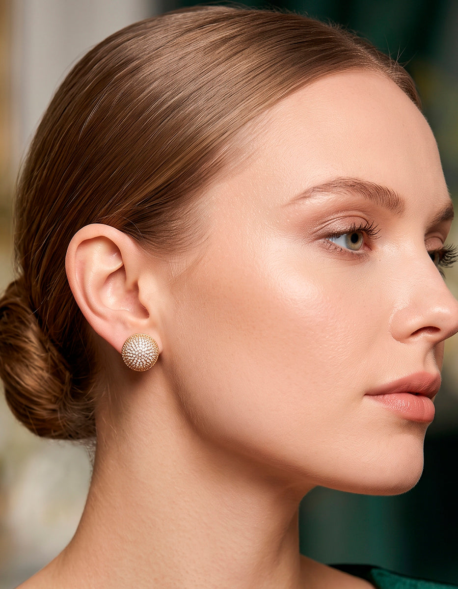 Aretes de domo en bronce con baño de oro de 22kt con engaste de topacios blancos corte brillante Festive Style