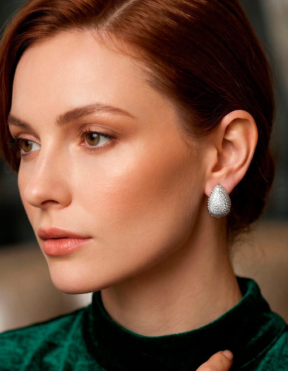 Aretes con silueta de gota en baño de Platino con topacios blancos corte brillante Festive Style