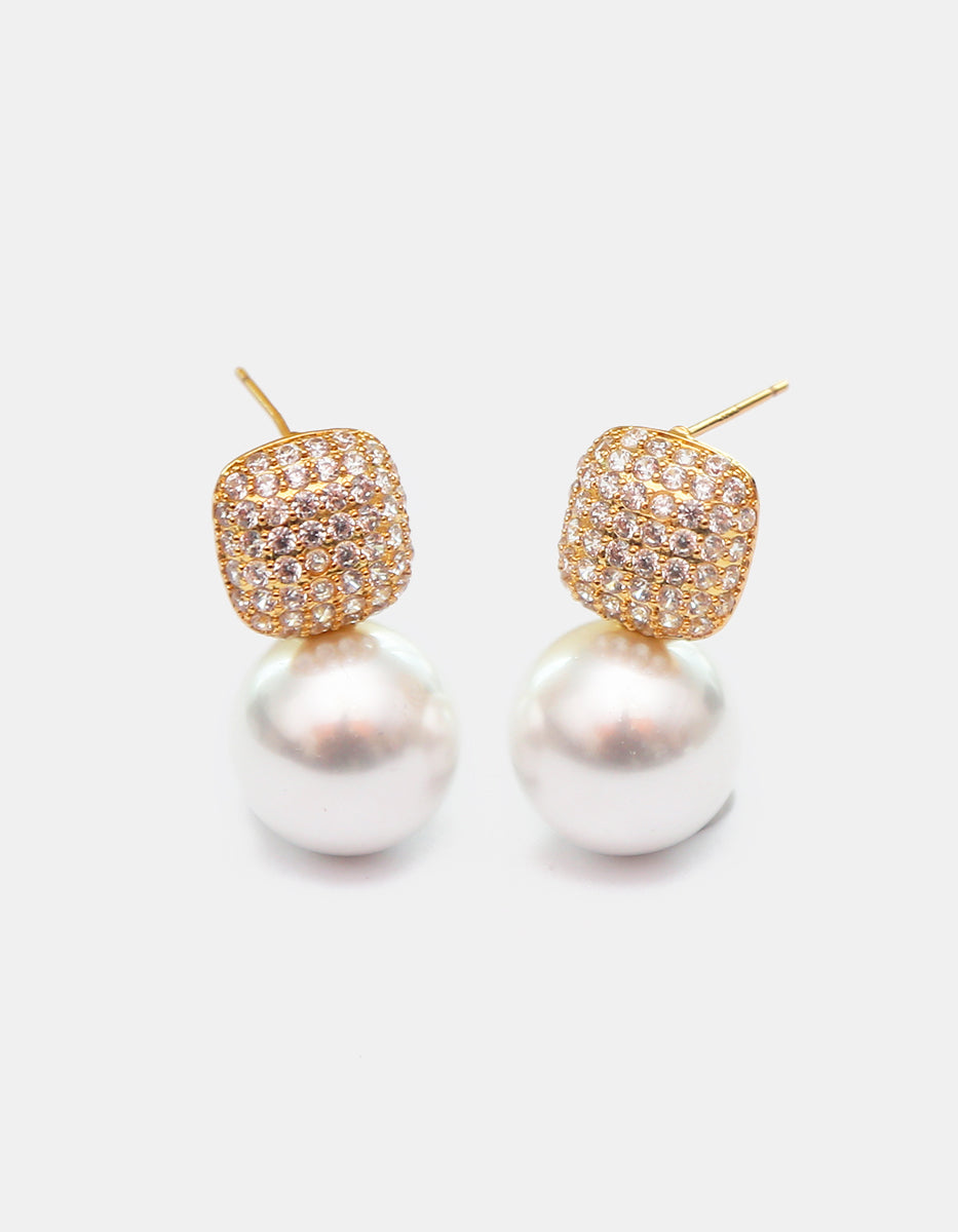 Aretes de bronce en baño de oro de 22kt con tope cuadrado con topacios blancos y perla Mabe