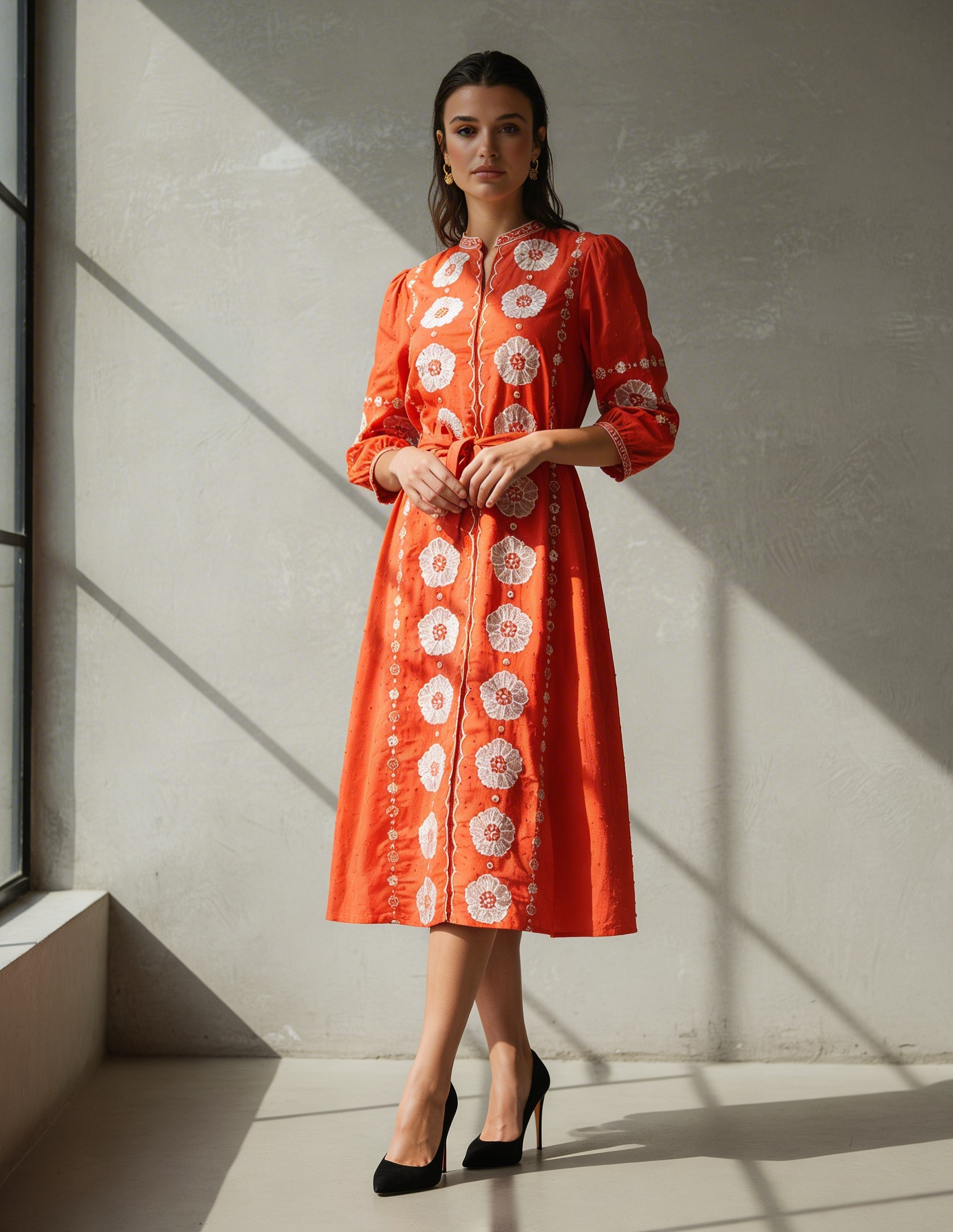 VESTIDO DE CUELLO REDONDO NARANJA BORDADOS FLORALES MANDRAGORA