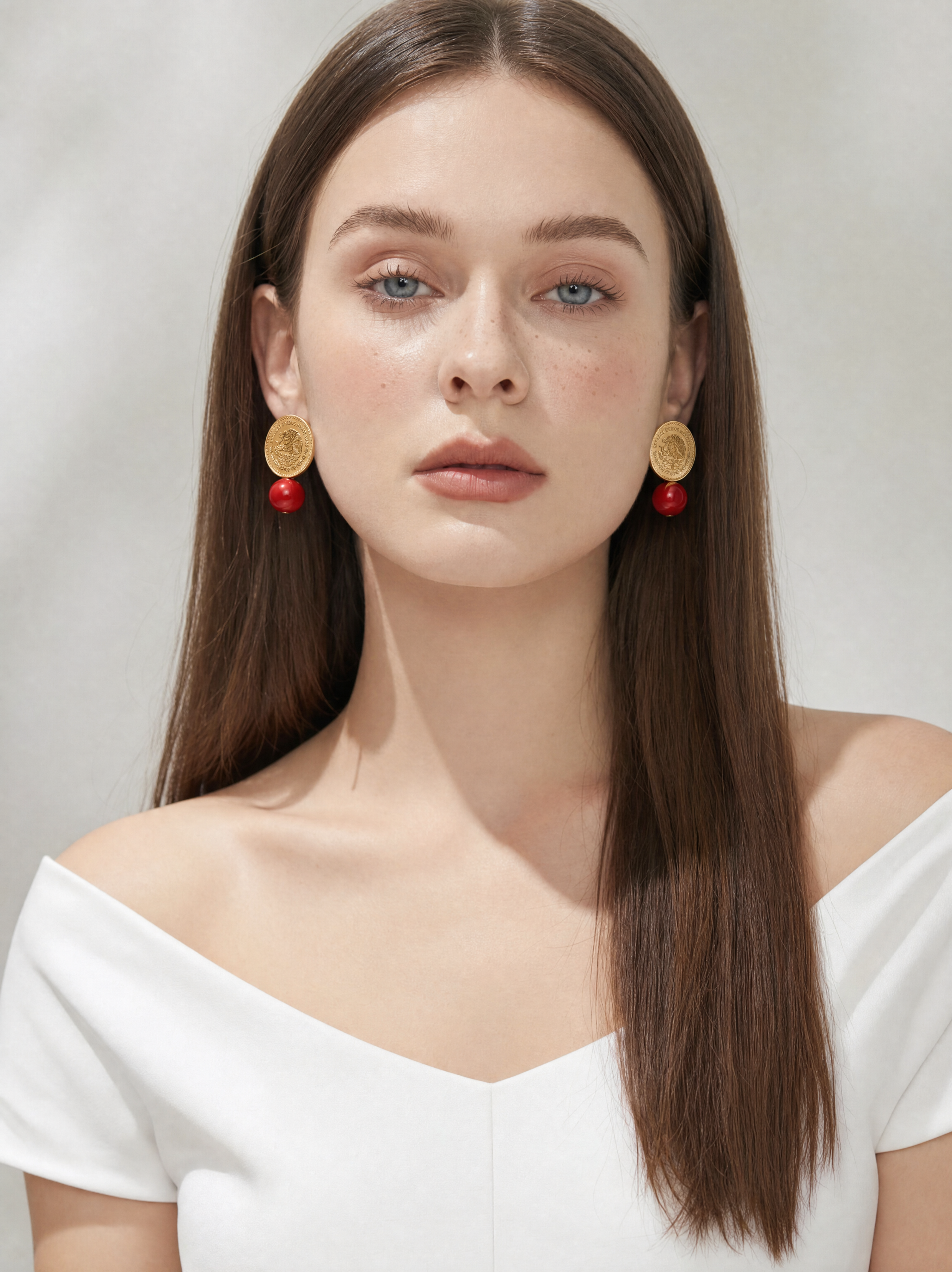Aretes con Moneda Conmemorativa con Águila Real en baño de oro de 22kt y Perla roja