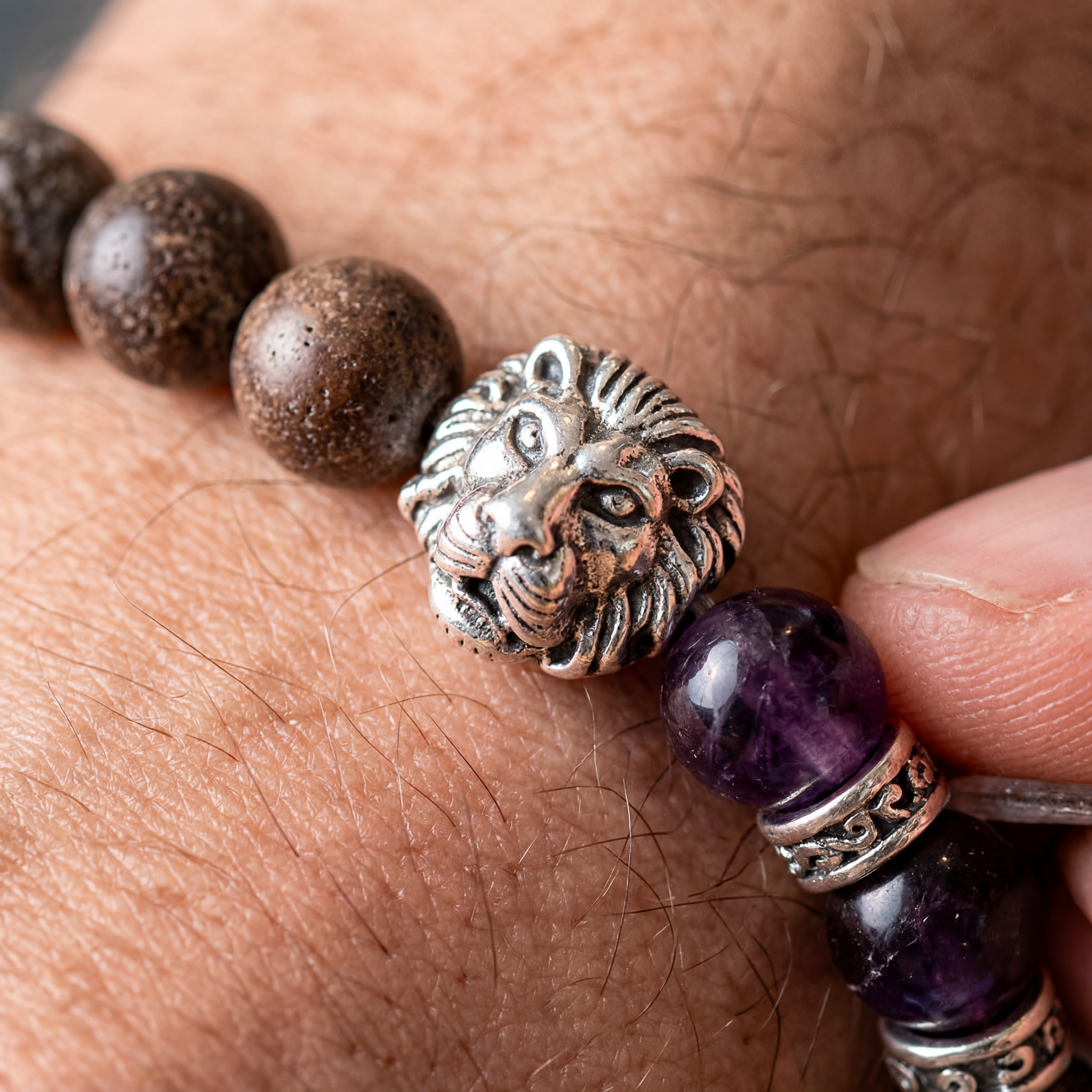 Pulsera de bronce en baño de rodio con obsidiana copo de nieve roja y dije con cabeza de león Nordic