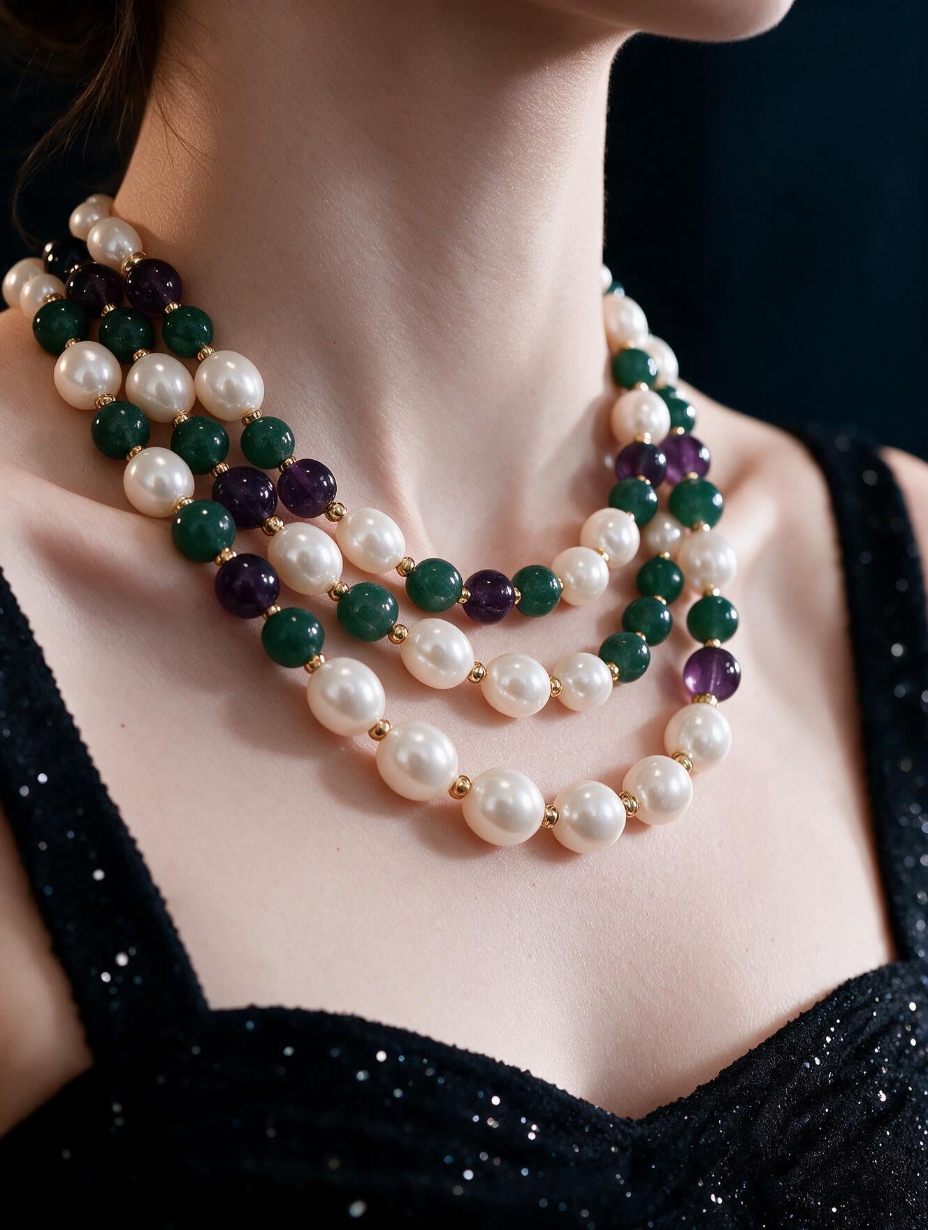 Collar Triple Statement con Perlas Barrocas, Cristal austriaco Verde, Amatista y Baño de Oro de 22kt