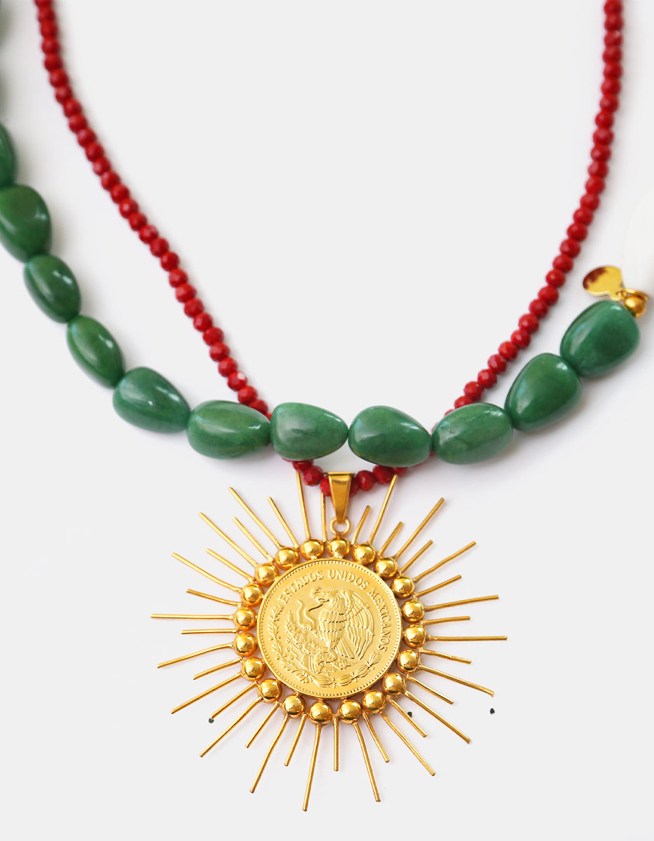 Collar Tricolor Piedras Verde Esmeralda, Cuentas blanco marfil, Cristales austriacos Rojos y Medallón Sol en Baño de Oro de 22kt