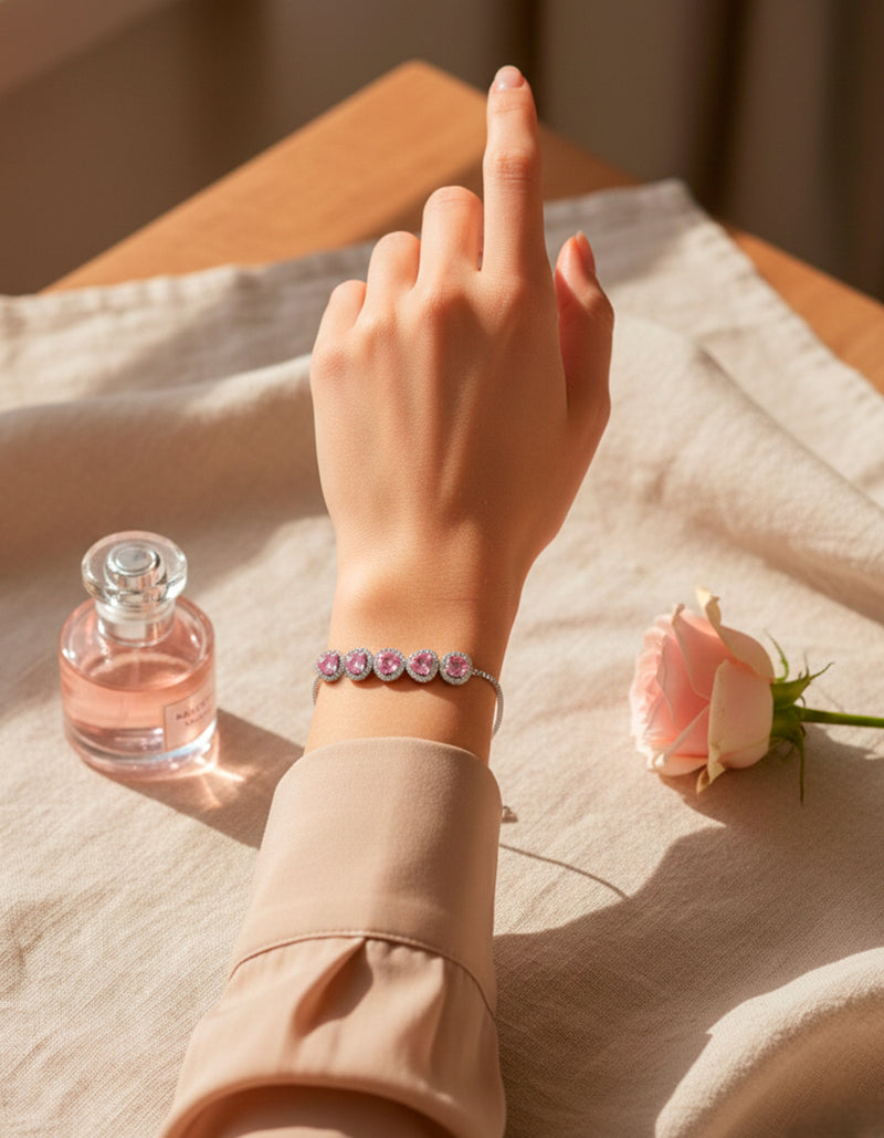 Pulsera ajustable en plata .925 con baño de rodio, cinco corazones y topacios rosas Love Story