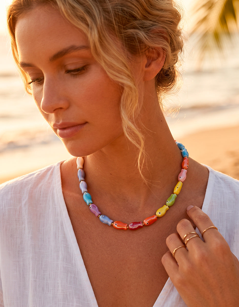 Collar corto de peces multicolores en cerámica esmaltada y balines de Gold-Filled