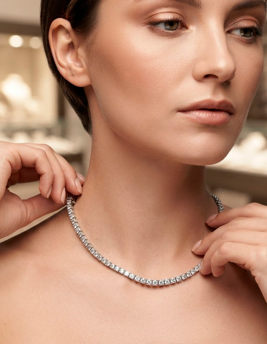Collar en baño de platino con topacios blancos en corte Asscher Festive Style