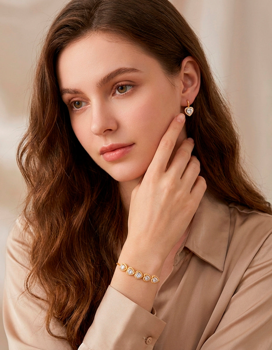 Pulsera ajustable en plata .925 con baño de oro 22 kt, cinco corazones y topacios blancos Amor Eterno