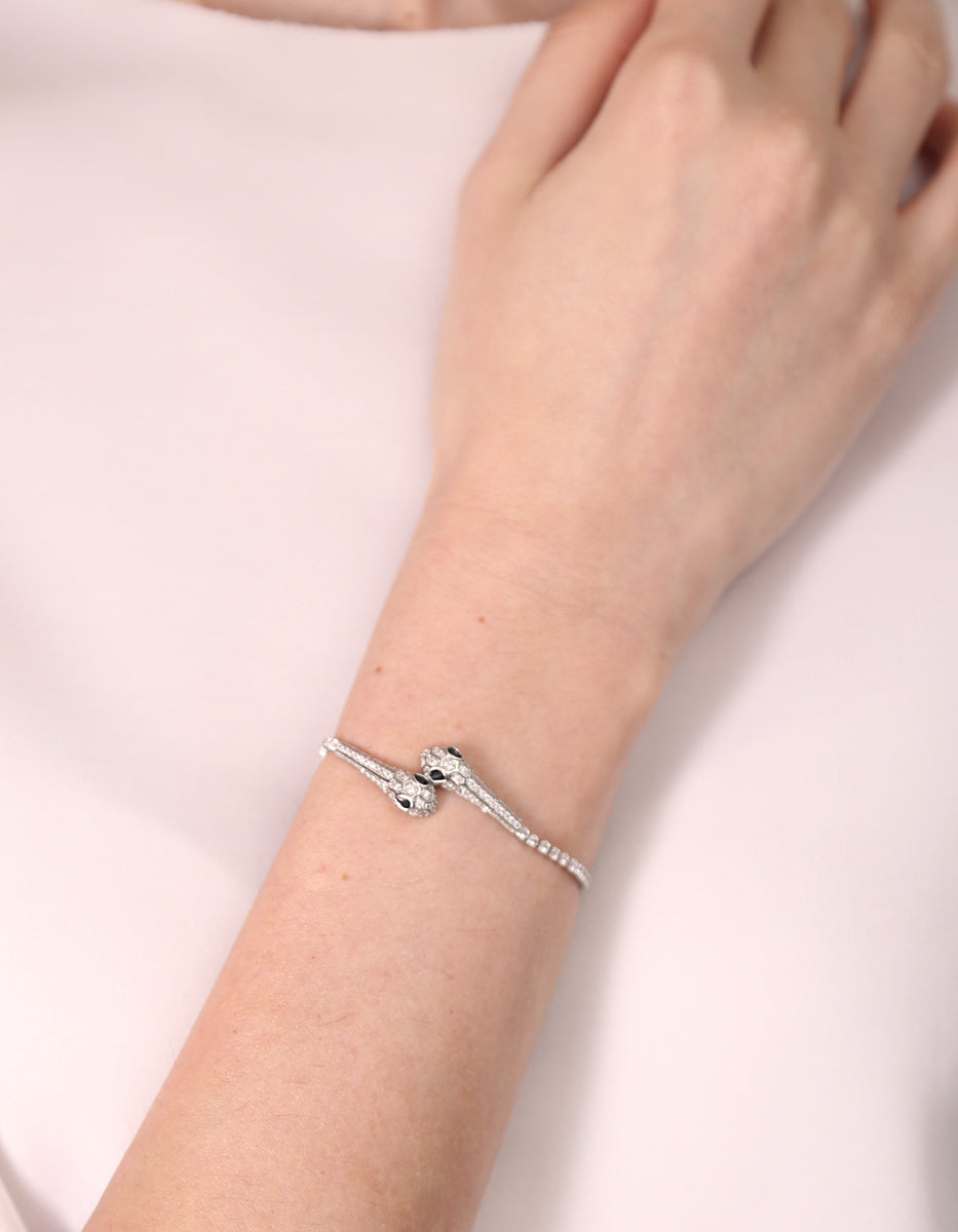 Pulsera ajustable en plata .925 con baño de rodio, serpientes, topacios blancos y esmeralda de Bombay Festive Style