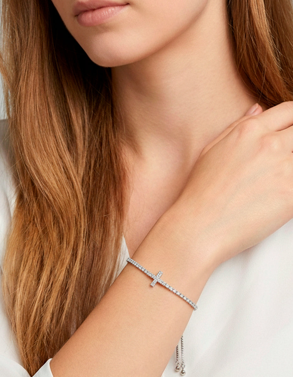 Pulsera ajustable con cruz central y topacios blancos Festive Style