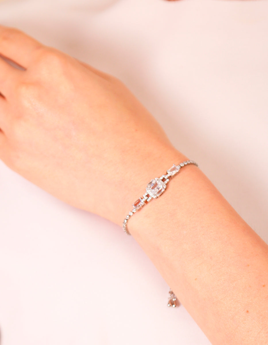 ⚡Ei Pulsera Ajustable en Plata .925 con Baño de Rodio, 3 Topacios Centrales y Topacios Blancos