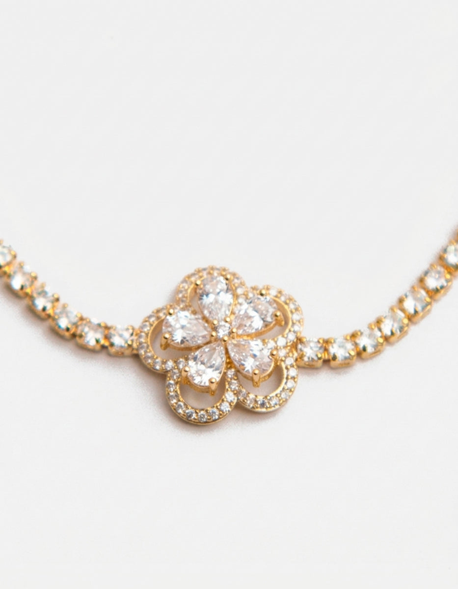 Pulsera ajustable con baño de oro 22k en forma de flor de 5 pétalos con topacios blancos Festive Style
