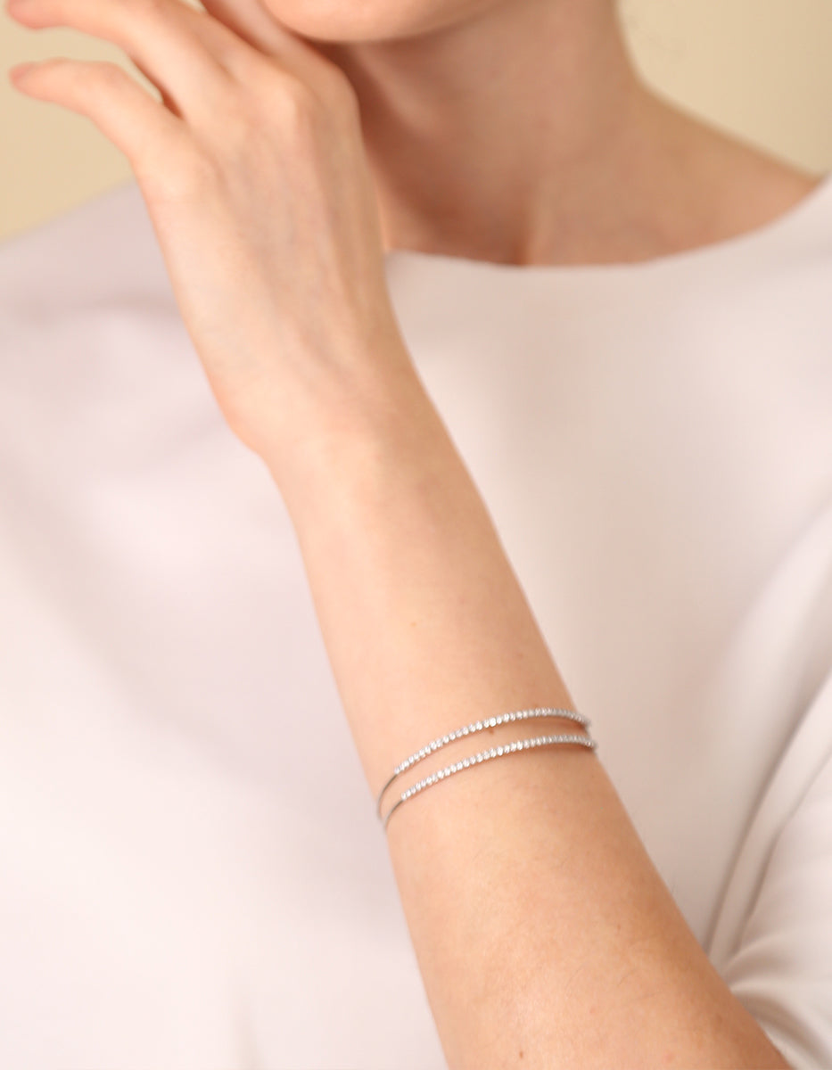 ⚡Ei Brazalete en Plata .925 con Baño de Rodio, Doble Hilo y Topacios Blancos Mini en Forma Redonda