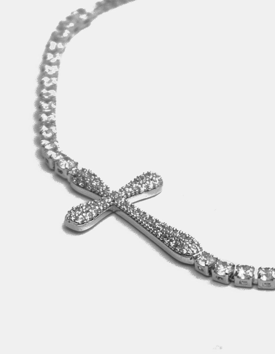 Pulsera ajustable con cruz de punta redondeada y topacios blancos Festive Style