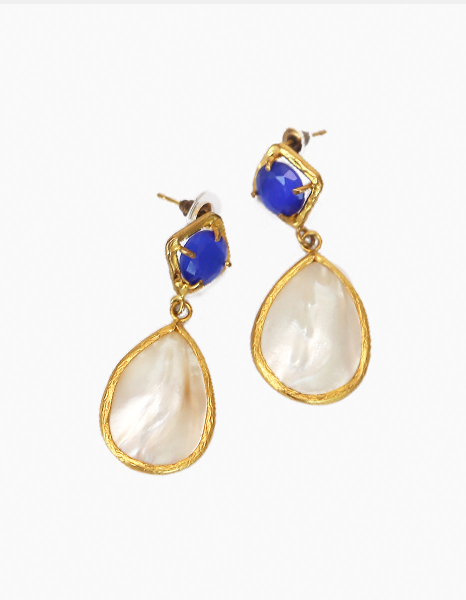 Aretes gold-filled de 18 kt con madreperla natural y ojo de gato azul Marquesa