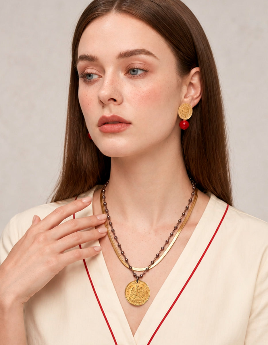 Collar en Capas Texturizado con Cadena Espiga y Moneda Vintage en Baño de Oro de 22kt