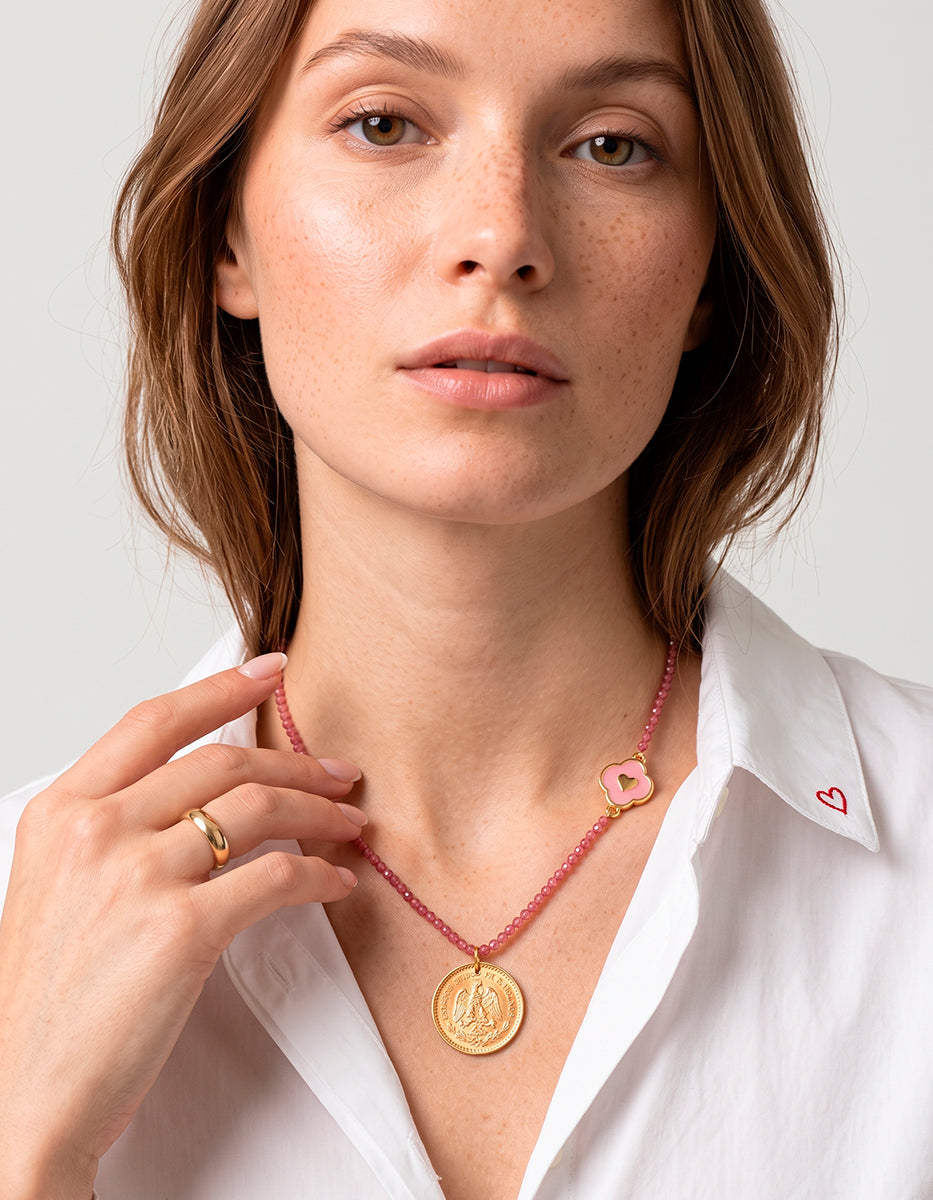 Collar de Cristal Austriaco Palo de Rosa con Moneda Vintage y Talismán Corazón en Baño de Oro de 22kt