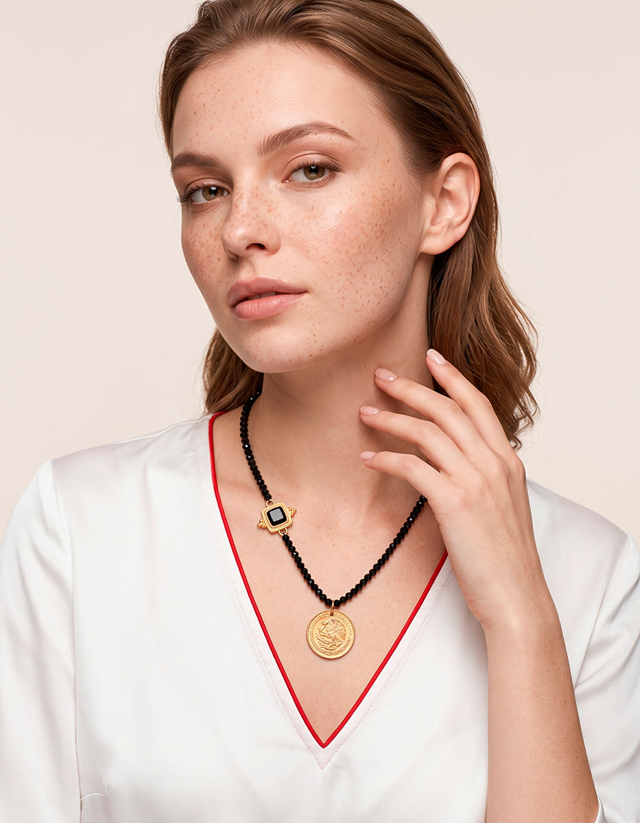 Collar de Cristal Austriaco Negro Azabache con Moneda Vintage y Talismán Geométrico en Baño de Oro de 22kt