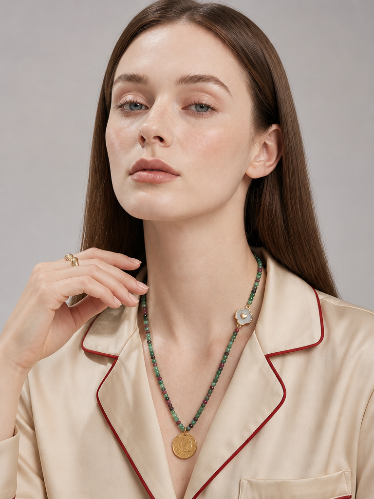 Collar de Cristal Austriaco Verde y Tinto con Moneda Conmemorativa y Talismán Corazón en Baño de Oro 22kt