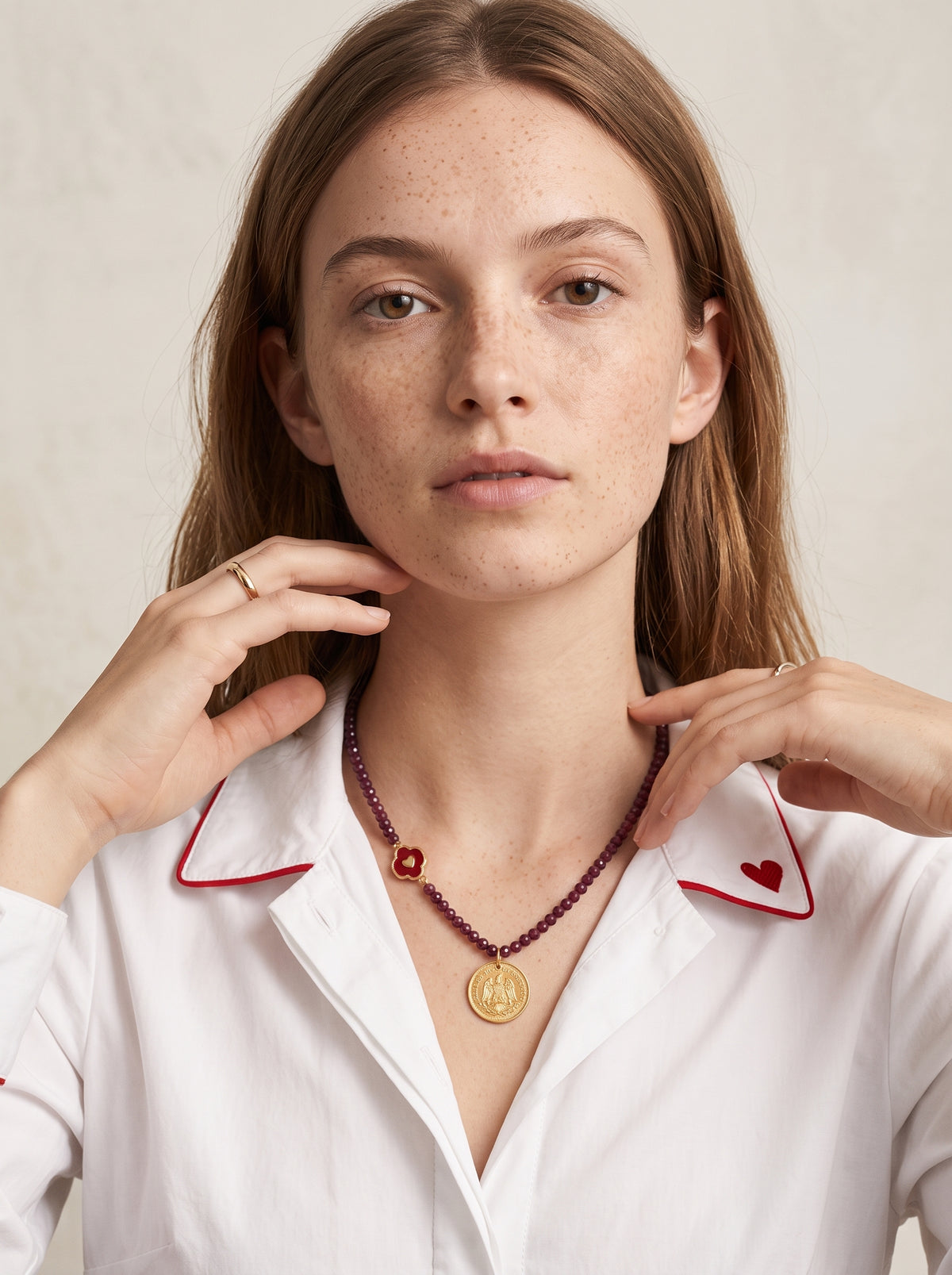Collar de Cristal Austriaco Morado con Dije Trébol Corazón Rojo y Moneda Escudo Nacional en Baño de Oro de 22kt