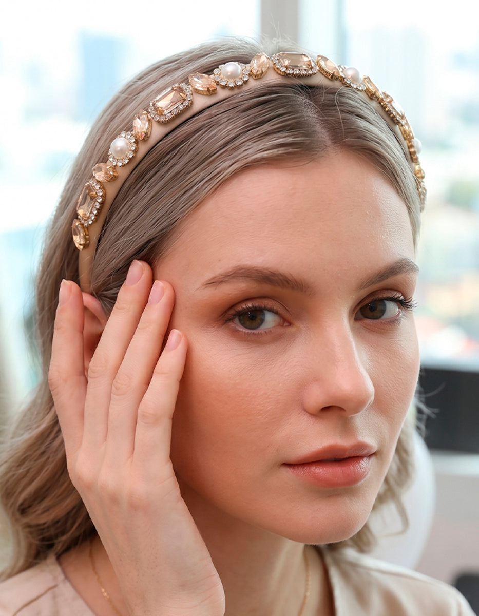 Diadema de terciopelo champagne con gemas doradas y perlas vintage